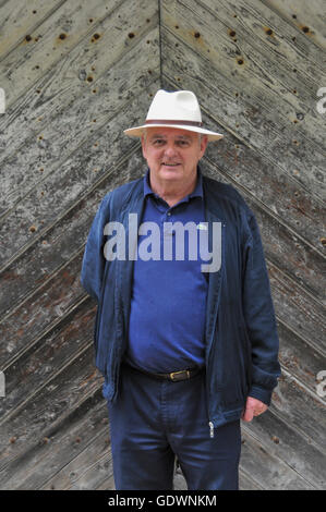 Olivier Leflaive außerhalb seiner Keller in Puligny, Frankreich Stockfoto