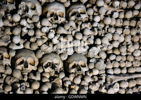 Alten menschlichen Knochen und Schädel Hintergrund Stockfoto
