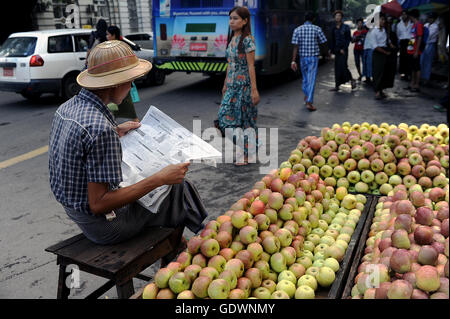 Apple-Verkäufer in Yangon Stockfoto