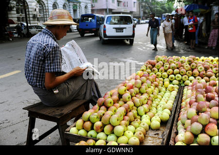 Apple-Verkäufer in Yangon Stockfoto