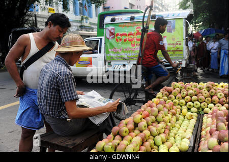 Apple-Verkäufer in Yangon Stockfoto