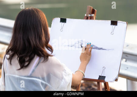 Junge Künstler Skizzieren einer Landschaft, soft-Fokus Stockfoto