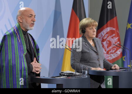 Karzai und Merkel Stockfoto