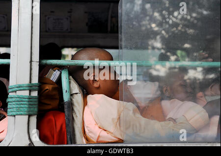 Anfänger-Nonne auf dem bus Stockfoto