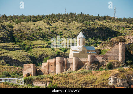 Malerische Aussicht auf die uneinnehmbare Festung Narikala Festung und St. Nikolaus-Kirche In Tiflis, Georgien. Stockfoto