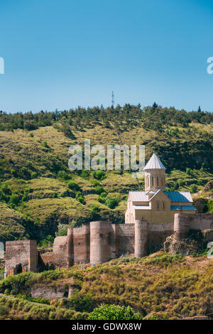 Malerische Aussicht auf die uneinnehmbare Festung Narikala Festung und St. Nikolaus-Kirche In Tiflis, Georgien. Stockfoto