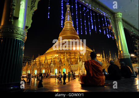 Mönche in der Shwedagon-Pagode Stockfoto