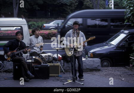 eine japanische Jugend Punk Band spielt auf einem Platz in der Stadt Tokio in Japan in Asien, Stockfoto