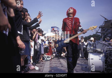 eine japanische Jugend Punk Band spielt auf einem Platz in der Stadt Tokio in Japan in Asien, Stockfoto