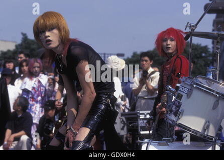 eine japanische Jugend Punk Band spielt auf einem Platz in der Stadt Tokio in Japan in Asien, Stockfoto