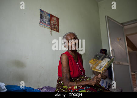 Alte indische Frau mit Fächer Stockfoto