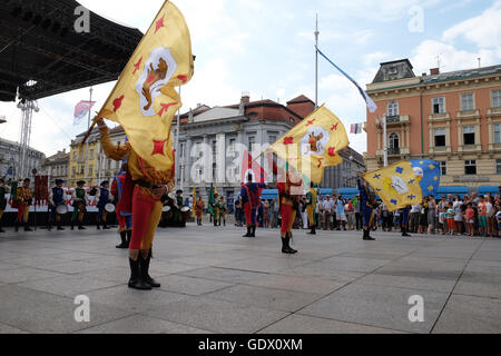 Mitglieder der Folk Gruppe Storici Sbandieratori Contrade Cori, von Cori, Italien, 50. internationale Folklore-Festival in Zagreb Stockfoto