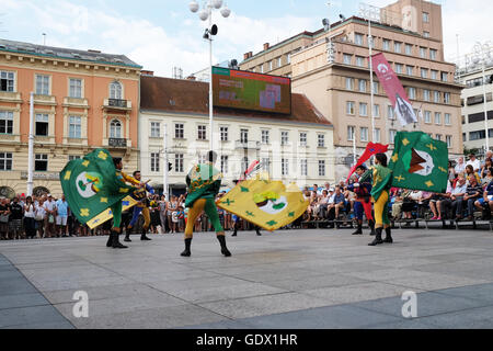 Mitglieder der Folk Gruppe Storici Sbandieratori Contrade Cori, von Cori, Italien, 50. internationale Folklore-Festival in Zagreb Stockfoto