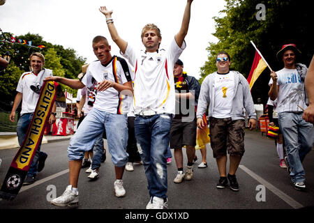 Fußball-Fans auf der Fanmeile der deutschen bei der Fußball-WM in Berlin, Deutschland, 2010 Stockfoto