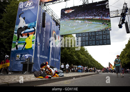 Fußball-Fans auf der Fanmeile der deutschen bei der Fußball-WM in Berlin, Deutschland, 2010 Stockfoto