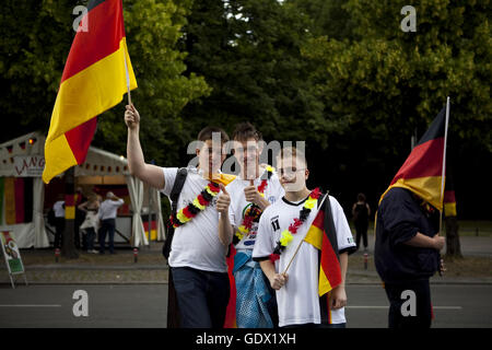 Junge Männer Posen auf der deutschen Fanmeile bei der WM in Berlin, Deutschland, 2010 Stockfoto