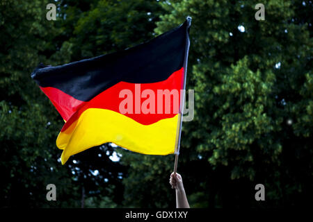 Nahaufnahme einer deutschen Flagge auf der deutschen Fanmeile bei der WM in Berlin, Deutschland, 2010 Stockfoto