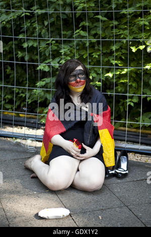 Junge Frau sitzt auf der deutschen Fanmeile bei der WM in Berlin, Deutschland, 2010 Stockfoto