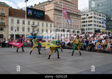 Mitglieder der Folk Gruppe Storici Sbandieratori Contrade Cori, von Cori, Italien, 50. internationale Folklore-Festival in Zagreb Stockfoto