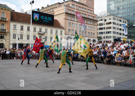 Mitglieder der Folk Gruppe Storici Sbandieratori Contrade Cori, von Cori, Italien, 50. internationale Folklore-Festival in Zagreb Stockfoto