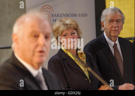 Daniel Barenboim, Prof. Monika Gruetters und Prof. Dr. Michael Naumann in Berlin, Deutschland, 2014 Stockfoto