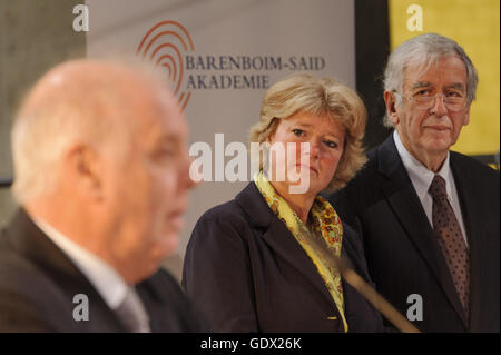 Daniel Barenboim, Prof. Monika Gruetters und Prof. Dr. Michael Naumann in Berlin, Deutschland, 2014 Stockfoto