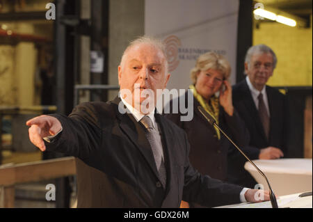 Daniel Barenboim, Prof. Monika Gruetters und Prof. Dr. Michael Naumann in Berlin, Deutschland, 2014 Stockfoto