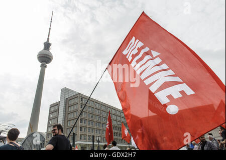 Flagge der politischen Partei Die Linke in Berlin, Deutschland, 2014 Stockfoto