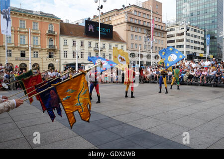 Mitglieder der Folk Gruppe Storici Sbandieratori Contrade Cori, von Cori, Italien, 50. internationale Folklore-Festival in Zagreb Stockfoto