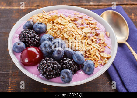 Schüssel mit Müsli, Joghurt-Smoothie und frischen Beeren Stockfoto