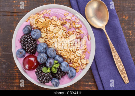 Schüssel mit Müsli, Joghurt-Smoothie und frischen Beeren Stockfoto