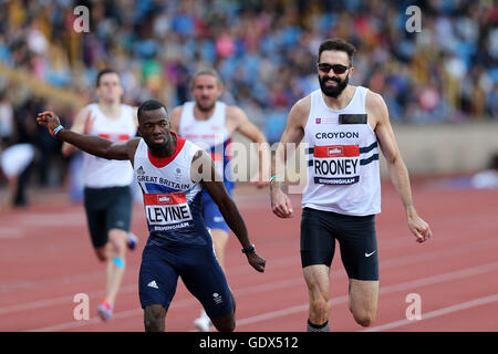 Nigel LEVINE & Martyn ROONEY auf der Ziellinie die Männer 400m-Halbfinale 3, 2016 British Championships, Birmingham Alexander Stadium UK. Stockfoto