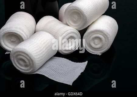 Medizinische Bandage auf schwarzem Hintergrund Stockfoto