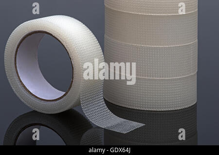 Medizinischen Heftpflaster auf schwarzem Hintergrund Stockfoto