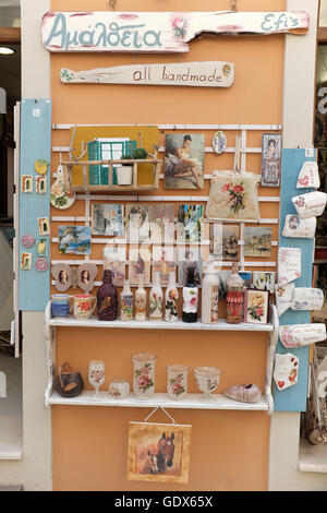 Straße Ausstellungen handgemachte Souvenirs und Spielzeuge. Kerkyra Altstadt, Korfu, Griechenland. Stockfoto