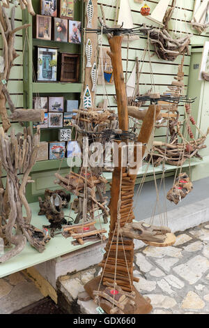 Straße Ausstellungen handgemachte Souvenirs und Spielzeuge. Kerkyra Altstadt, Korfu, Griechenland. Stockfoto