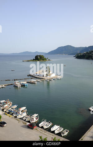 Vlacherna Kloster und Pontikonisi (Mouse Island)) gesehen von den Hügeln von Kanoni, Korfu, Griechenland Stockfoto