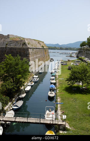 Boote in den Graben neben einer Bastion der alten Festung, Corfu Stockfoto