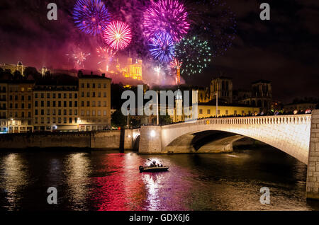 Lyon (Frankreich)-Feuerwerk auf Notre-Dame de Fourvière zum Nationalfeiertag (14. Juli 2016) Stockfoto