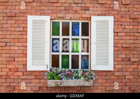 weiße Fenster mit Ziegel Wand Hintergrund Stockfoto