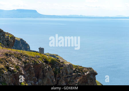 Napoleonische Ära Wachturm oder Signal Tower am Carrigan Head, Teelin, County Donegal, Irland Stockfoto