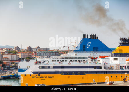 Corsica ferries Sardinien Fähren Fähre gefüllt mit Leuten, die abfahrbereit in Sardinien oder Korsika vom Hafen Livorno, Italien Stockfoto