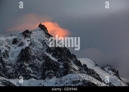 Geographie/reisen, Frankreich, die Aiguille du Midi (3842 m) und lentcular Wolken, dieser Gipfel reatched wird durch eine der höchsten Seilbahn in Europa, Chamonix, Chamonix, Frankreich, Additional-Rights - Clearance-Info - Not-Available Stockfoto