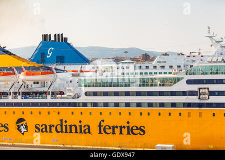 Corsica ferries Sardinien Fähren Fähre voll mit Menschen an der Spitze abfahrbereit in Sardinien oder Korsika ab Livorno Hafen Stockfoto