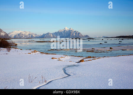 Geographie/Reisen, Norwegen, Sonnenaufgang auf Skifjorden im Winter, Vestvagoya, Lofoten, Additional-Rights - Clearance-Info - Not-Available Stockfoto