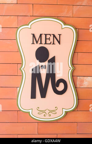 Moderne Schild an die Wand der Toilette. Text "Men" Stockfoto