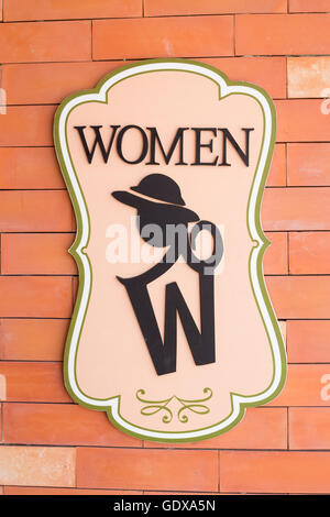 Moderne Schild an die Wand der Toilette. Text "Frauen" Stockfoto