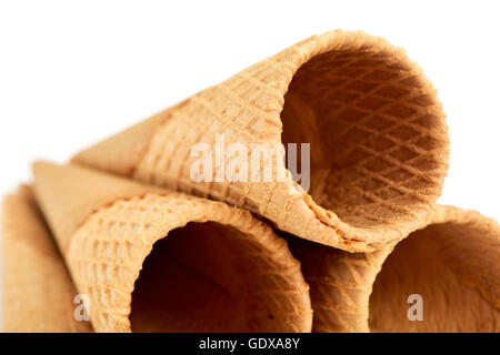 einige Waffelkegeln für Eis auf weißem Hintergrund Stockfoto