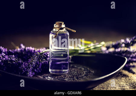 Lavendelöl in einer Glasflasche Stockfoto