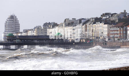 Hastings Strandpromenade und Seebrücke, East Sussex, England. Stockfoto